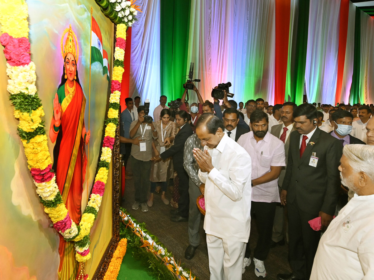 Telangana CM KCR Inaugurates Swatantra Bharatha Vajrotsavam Celebrations In Hyderabad PHoto Gallery - Sakshi3