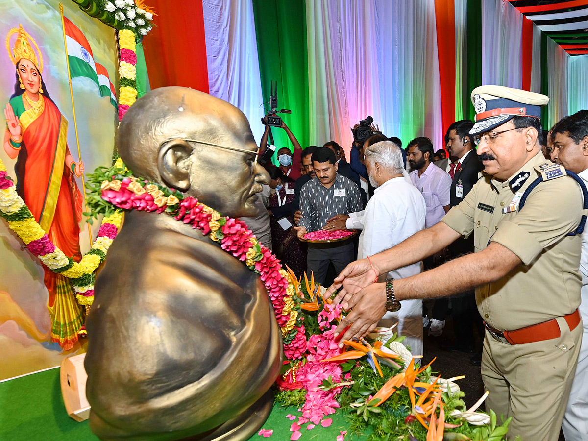 Telangana CM KCR Inaugurates Swatantra Bharatha Vajrotsavam Celebrations In Hyderabad PHoto Gallery - Sakshi4