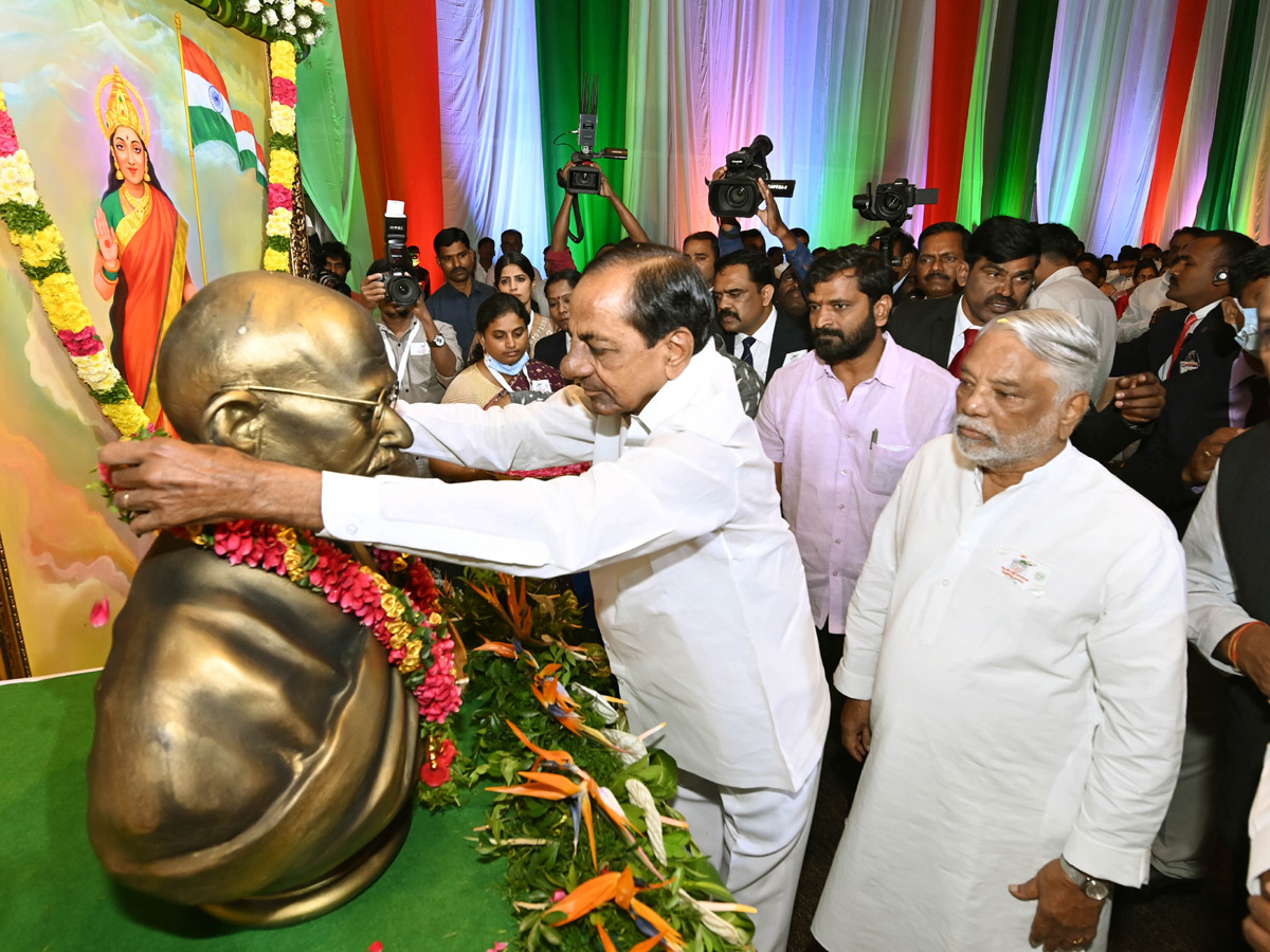 Telangana CM KCR Inaugurates Swatantra Bharatha Vajrotsavam Celebrations In Hyderabad PHoto Gallery - Sakshi5