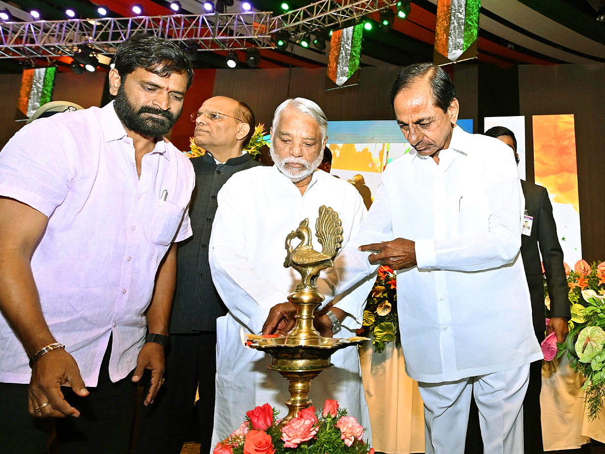 Telangana CM KCR Inaugurates Swatantra Bharatha Vajrotsavam Celebrations In Hyderabad PHoto Gallery - Sakshi6