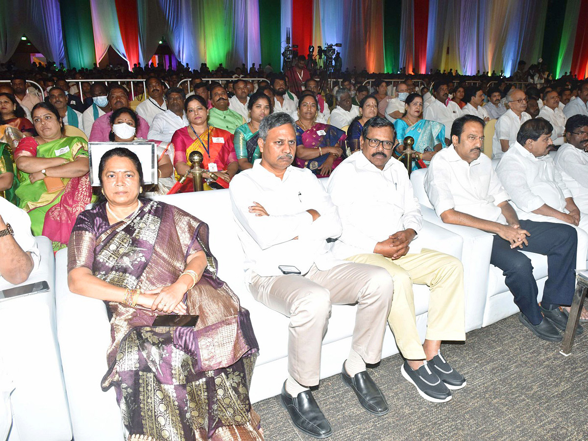 Telangana CM KCR Inaugurates Swatantra Bharatha Vajrotsavam Celebrations In Hyderabad PHoto Gallery - Sakshi10