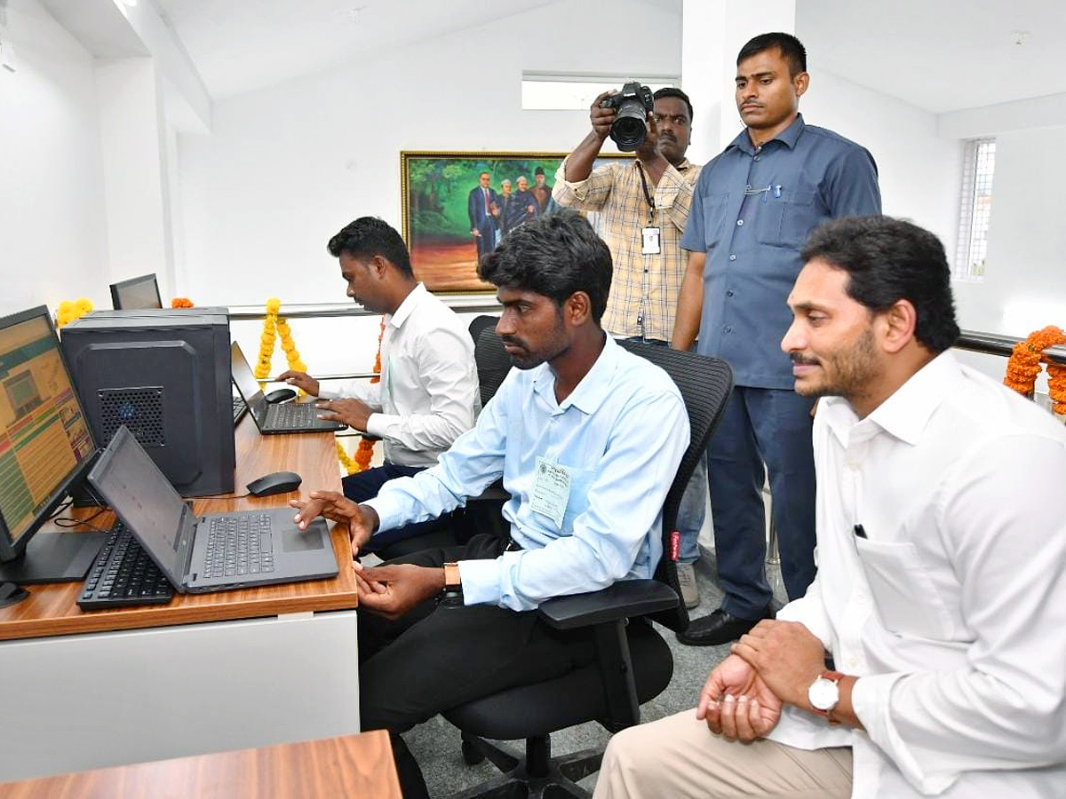 CM Jagan Inaugurates Village Secretariat AT Velpula - Sakshi1