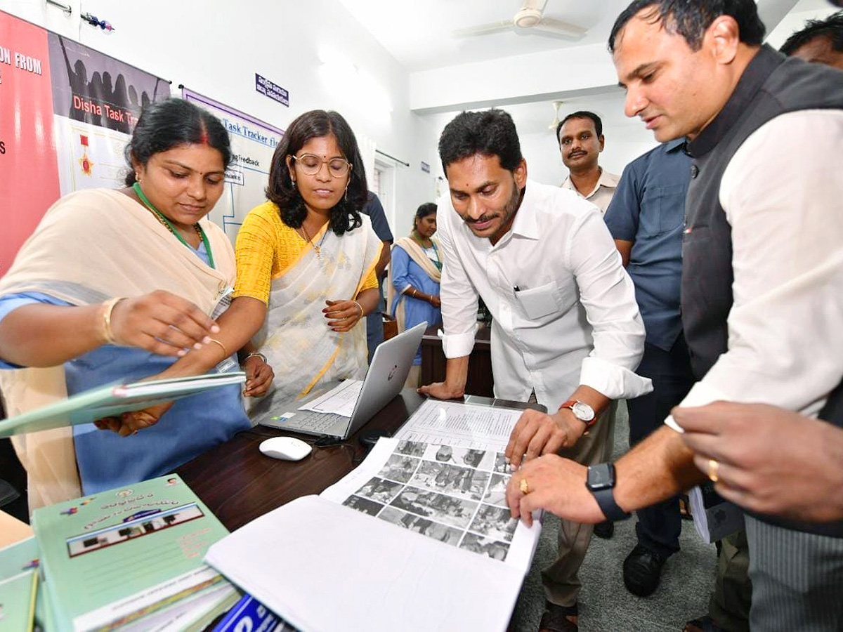 CM Jagan Inaugurates Village Secretariat AT Velpula - Sakshi10