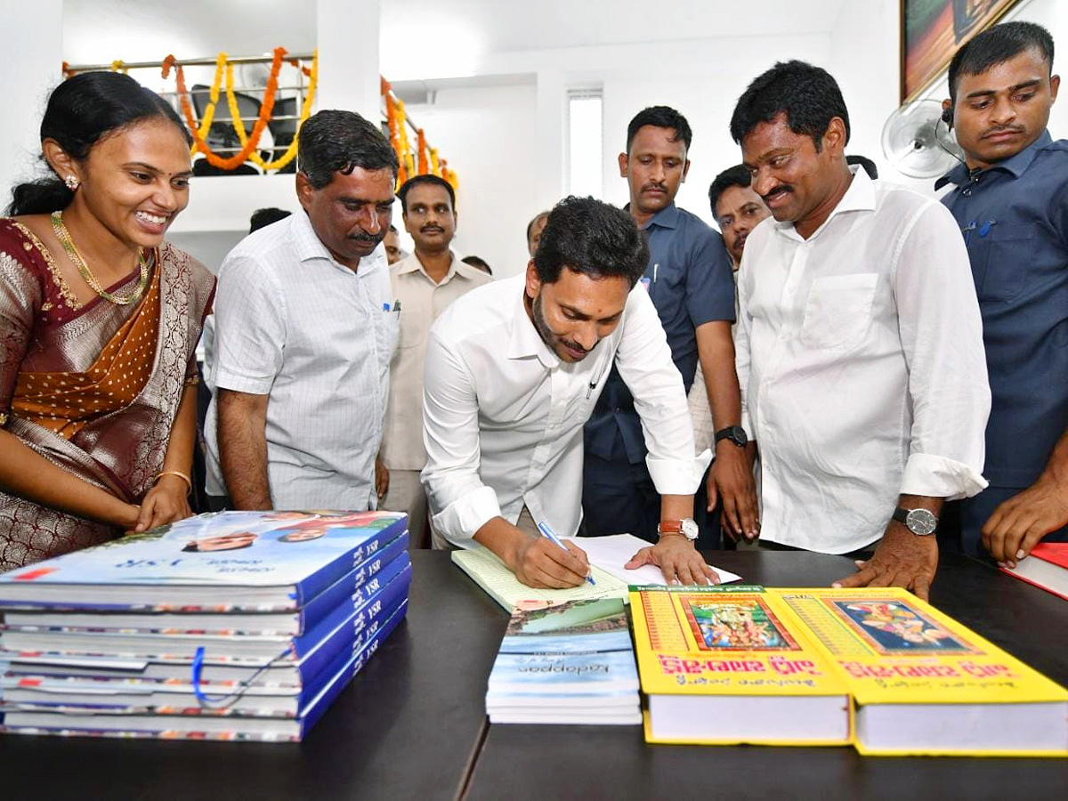 CM Jagan Inaugurates Village Secretariat AT Velpula - Sakshi12