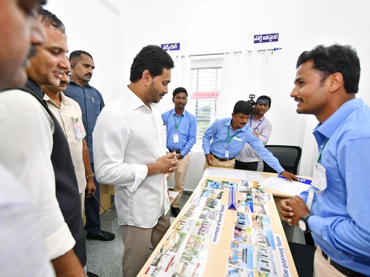 CM Jagan Inaugurates Village Secretariat AT Velpula - Sakshi15