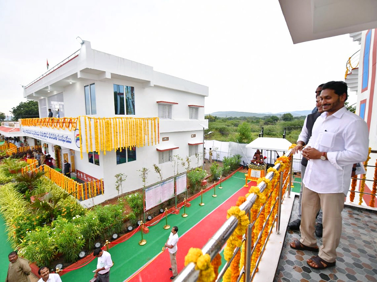 CM Jagan Inaugurates Village Secretariat AT Velpula - Sakshi16