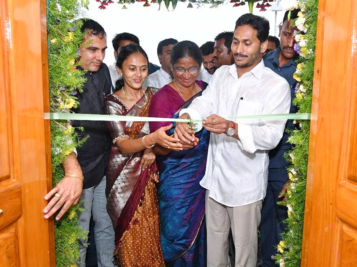 CM Jagan Inaugurates Village Secretariat AT Velpula - Sakshi17