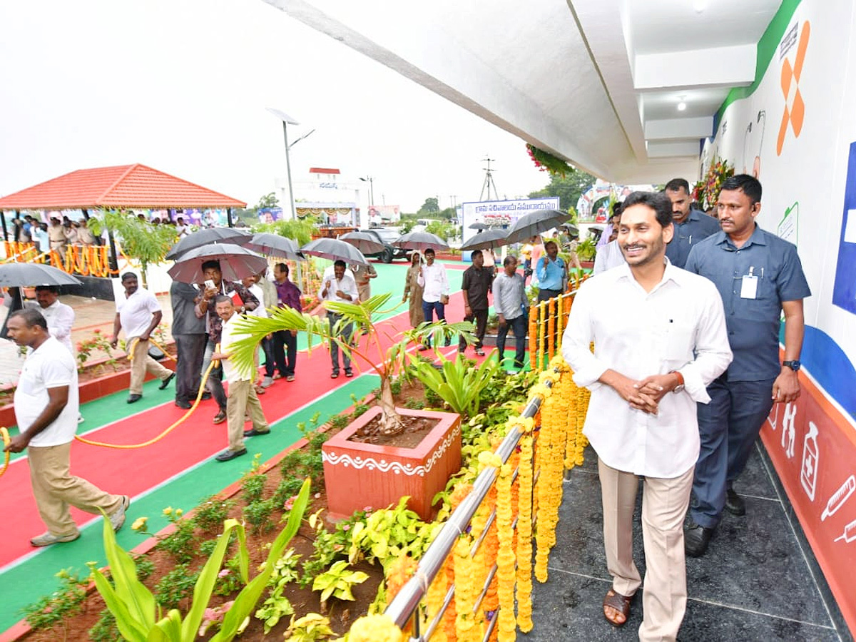 CM Jagan Inaugurates Village Secretariat AT Velpula - Sakshi18