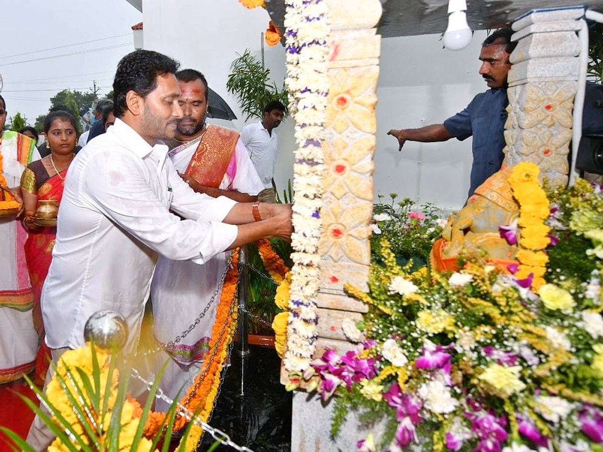 CM Jagan Inaugurates Village Secretariat AT Velpula - Sakshi19