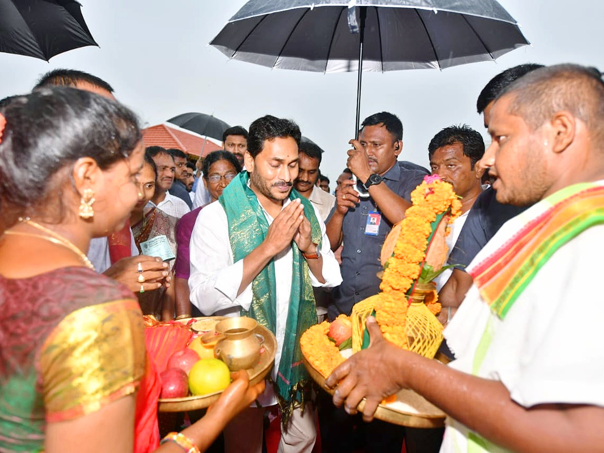 CM Jagan Inaugurates Village Secretariat AT Velpula - Sakshi2