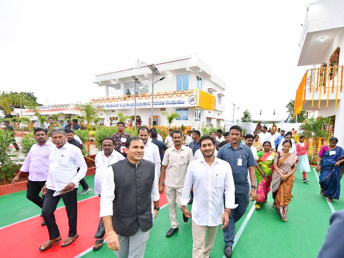 CM Jagan Inaugurates Village Secretariat AT Velpula - Sakshi21