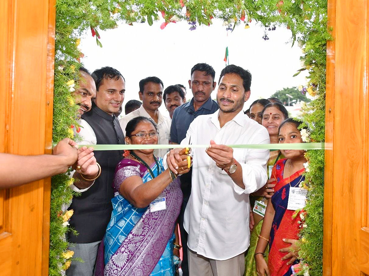 CM Jagan Inaugurates Village Secretariat AT Velpula - Sakshi22