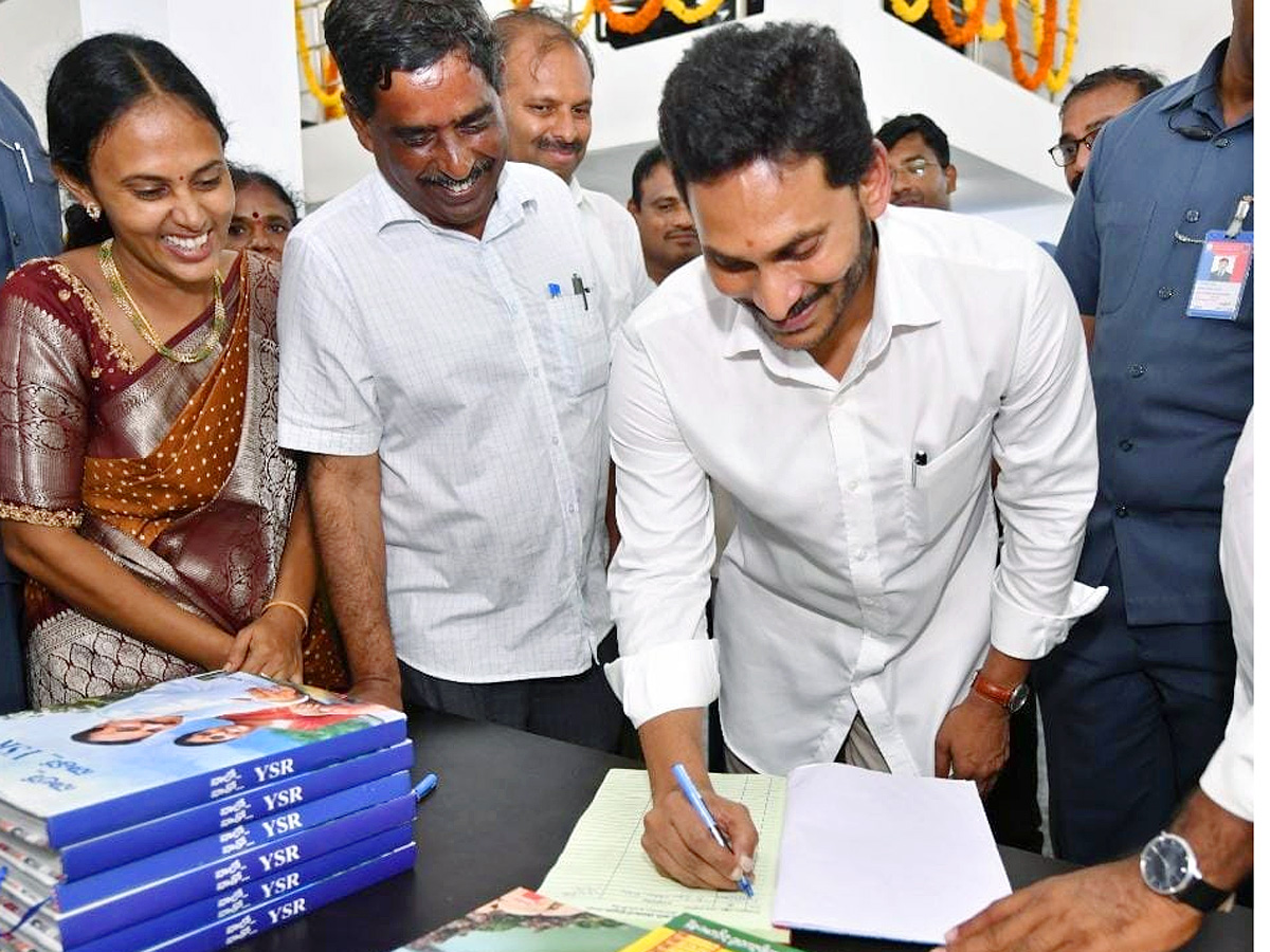 CM Jagan Inaugurates Village Secretariat AT Velpula - Sakshi25