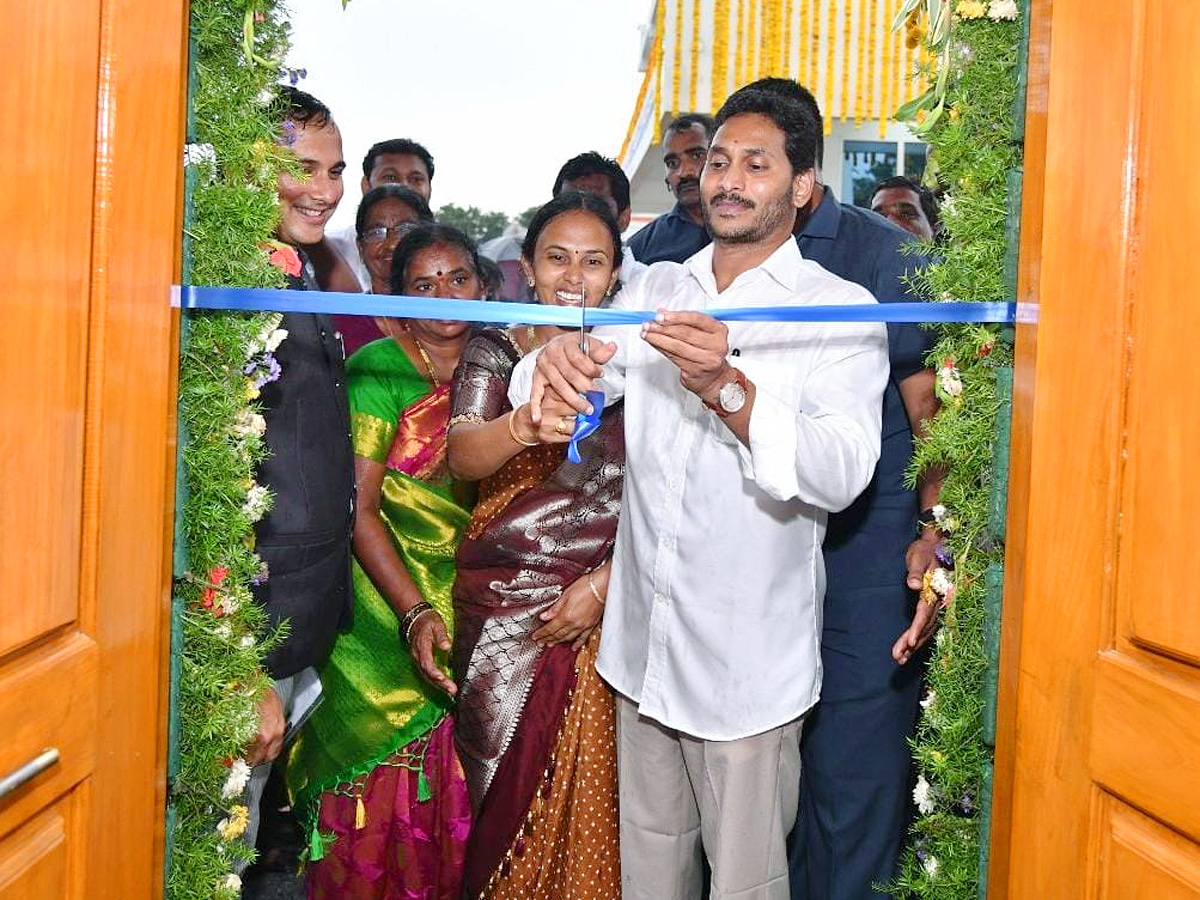 CM Jagan Inaugurates Village Secretariat AT Velpula - Sakshi3