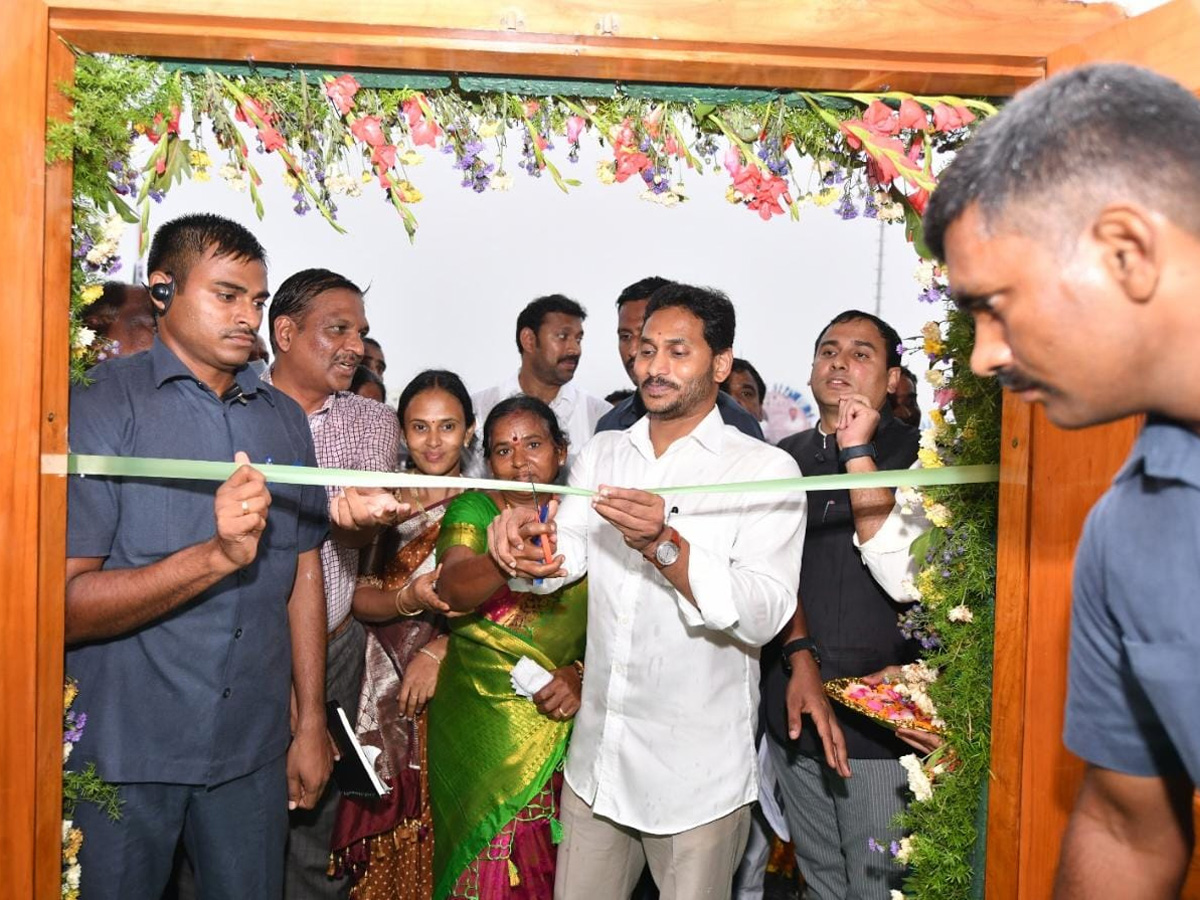 CM Jagan Inaugurates Village Secretariat AT Velpula - Sakshi5