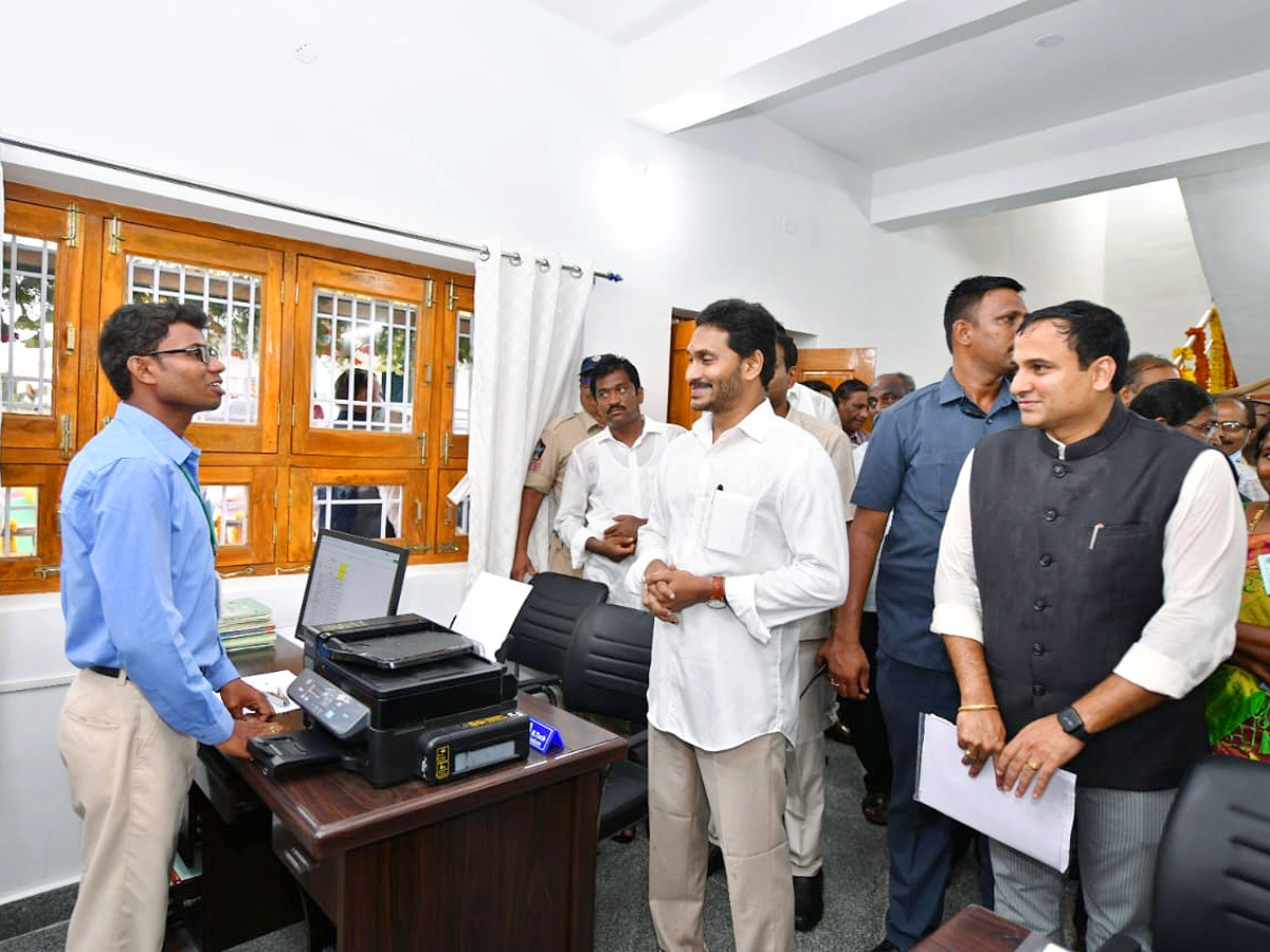 CM Jagan Inaugurates Village Secretariat AT Velpula - Sakshi6