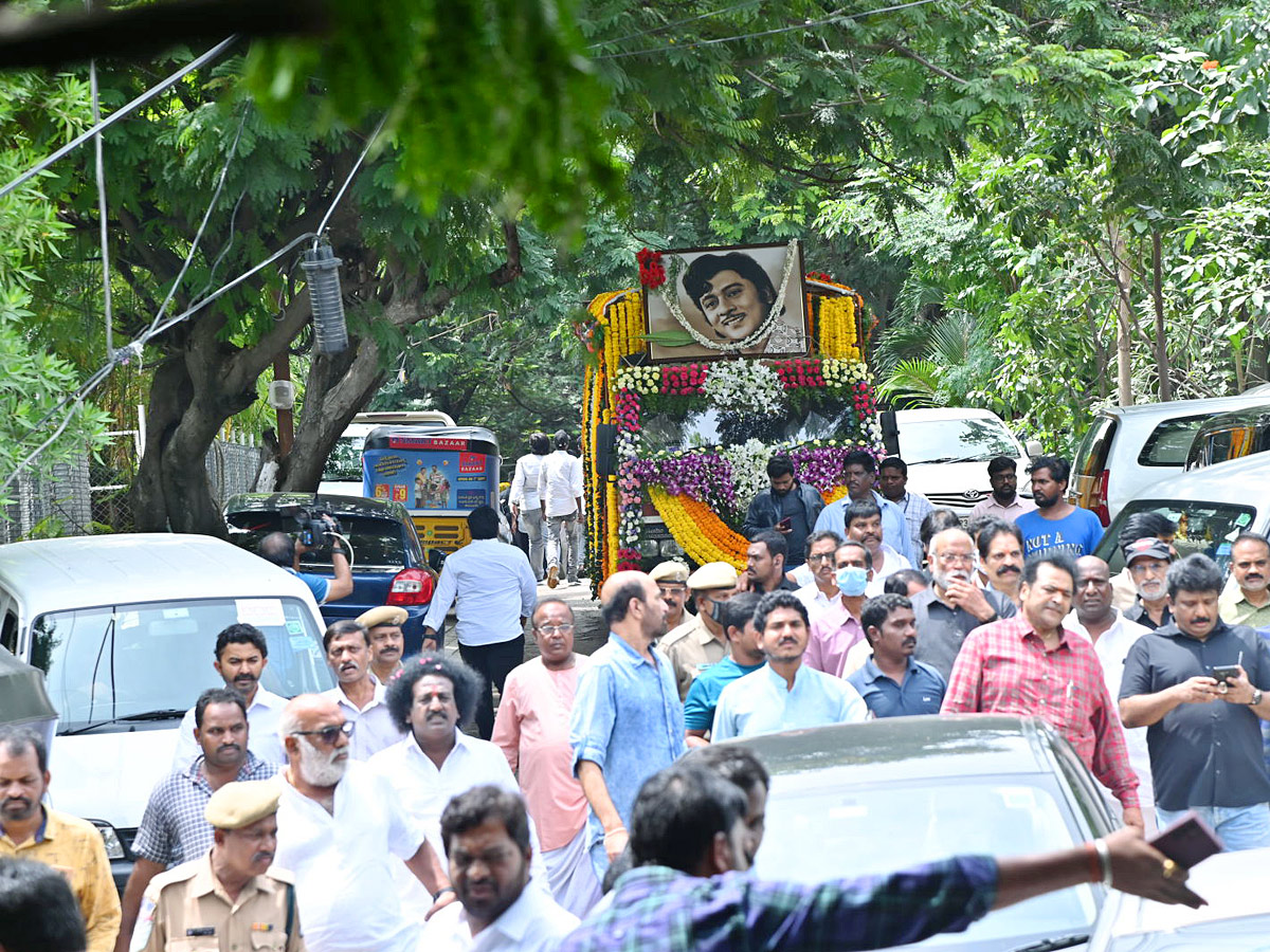 Tollywood Rebel Star Krishnam Raju Last Rites Photos Goes Viral Photo Gallery - Sakshi10