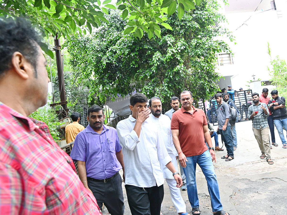 Tollywood Rebel Star Krishnam Raju Last Rites Photos Goes Viral Photo Gallery - Sakshi12