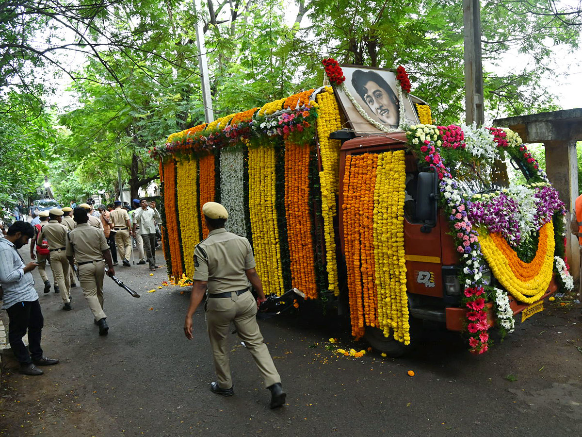 Tollywood Rebel Star Krishnam Raju Last Rites Photos Goes Viral Photo Gallery - Sakshi13