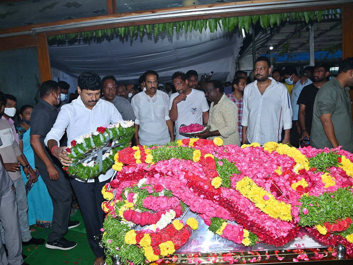 Tollywood Rebel Star Krishnam Raju Last Rites Photos Goes Viral Photo Gallery - Sakshi14