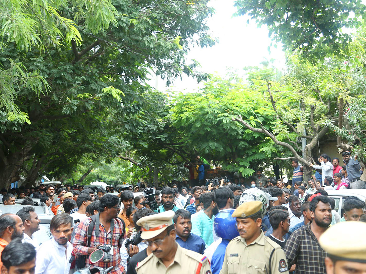 Tollywood Rebel Star Krishnam Raju Last Rites Photos Goes Viral Photo Gallery - Sakshi15