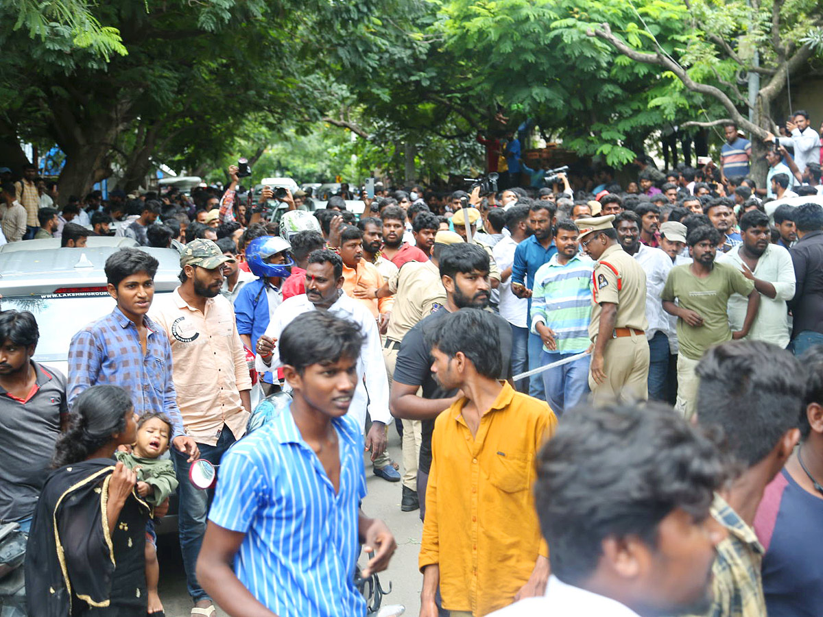 Tollywood Rebel Star Krishnam Raju Last Rites Photos Goes Viral Photo Gallery - Sakshi16