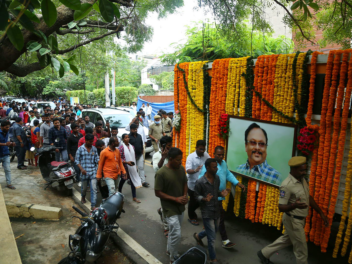 Tollywood Rebel Star Krishnam Raju Last Rites Photos Goes Viral Photo Gallery - Sakshi17