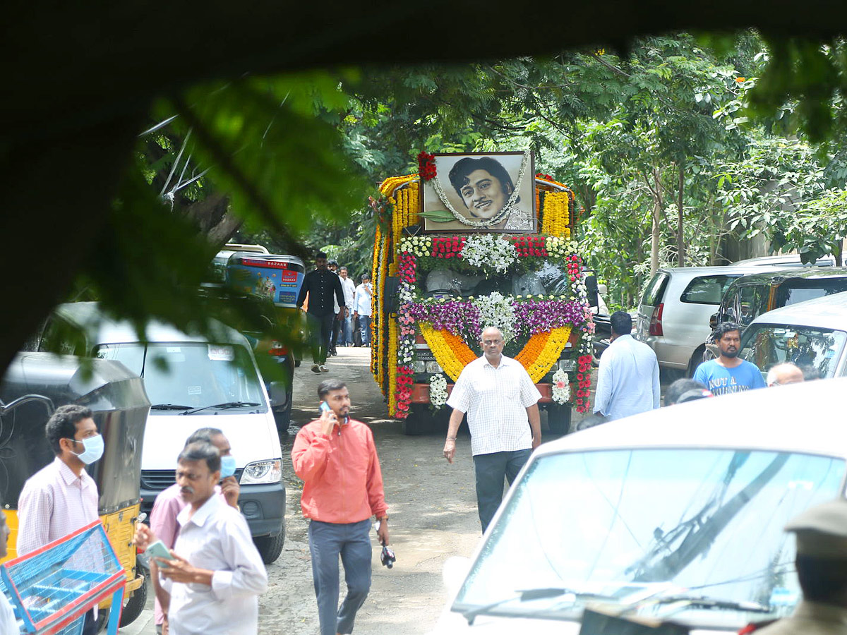 Tollywood Rebel Star Krishnam Raju Last Rites Photos Goes Viral Photo Gallery - Sakshi18