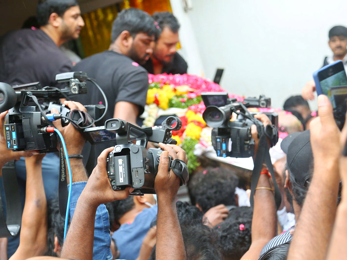 Tollywood Rebel Star Krishnam Raju Last Rites Photos Goes Viral Photo Gallery - Sakshi19