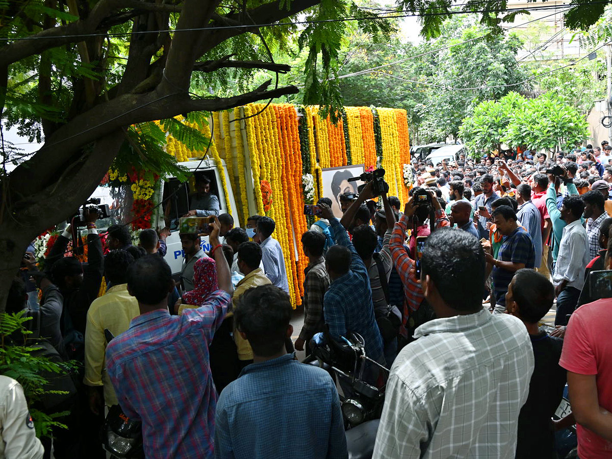 Tollywood Rebel Star Krishnam Raju Last Rites Photos Goes Viral Photo Gallery - Sakshi3