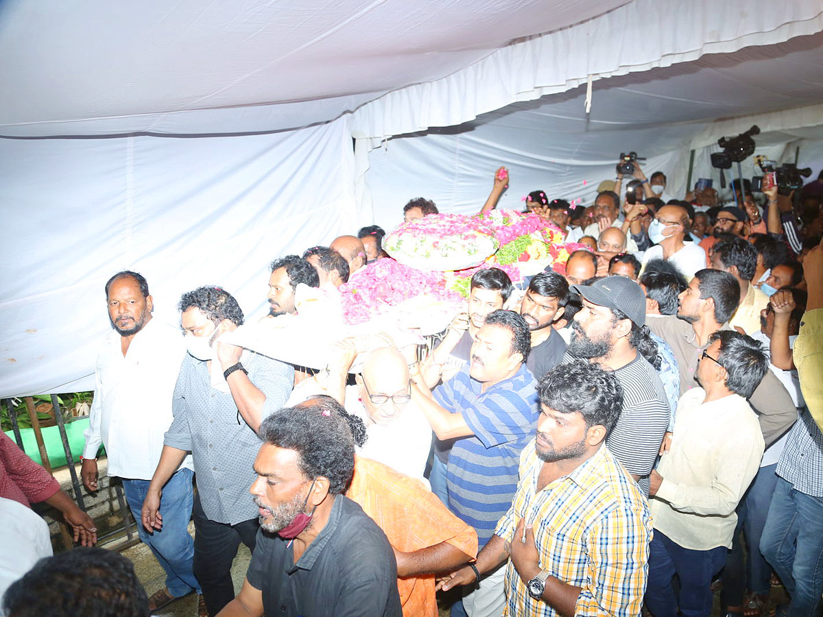 Tollywood Rebel Star Krishnam Raju Last Rites Photos Goes Viral Photo Gallery - Sakshi20