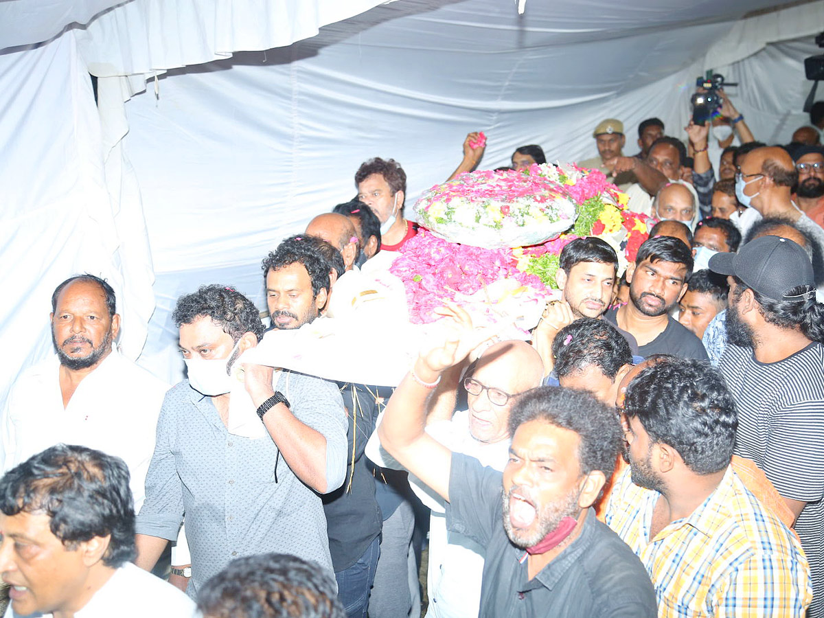 Tollywood Rebel Star Krishnam Raju Last Rites Photos Goes Viral Photo Gallery - Sakshi21