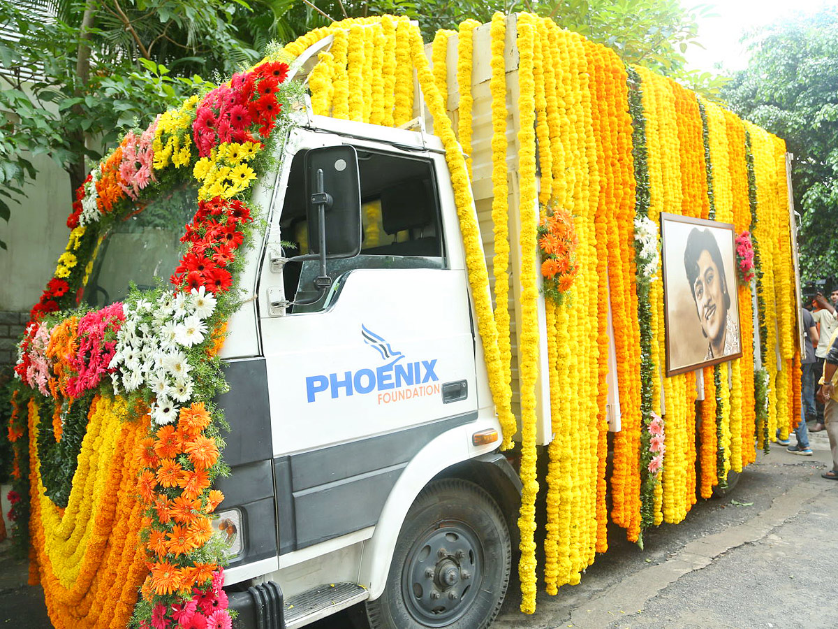 Tollywood Rebel Star Krishnam Raju Last Rites Photos Goes Viral Photo Gallery - Sakshi23