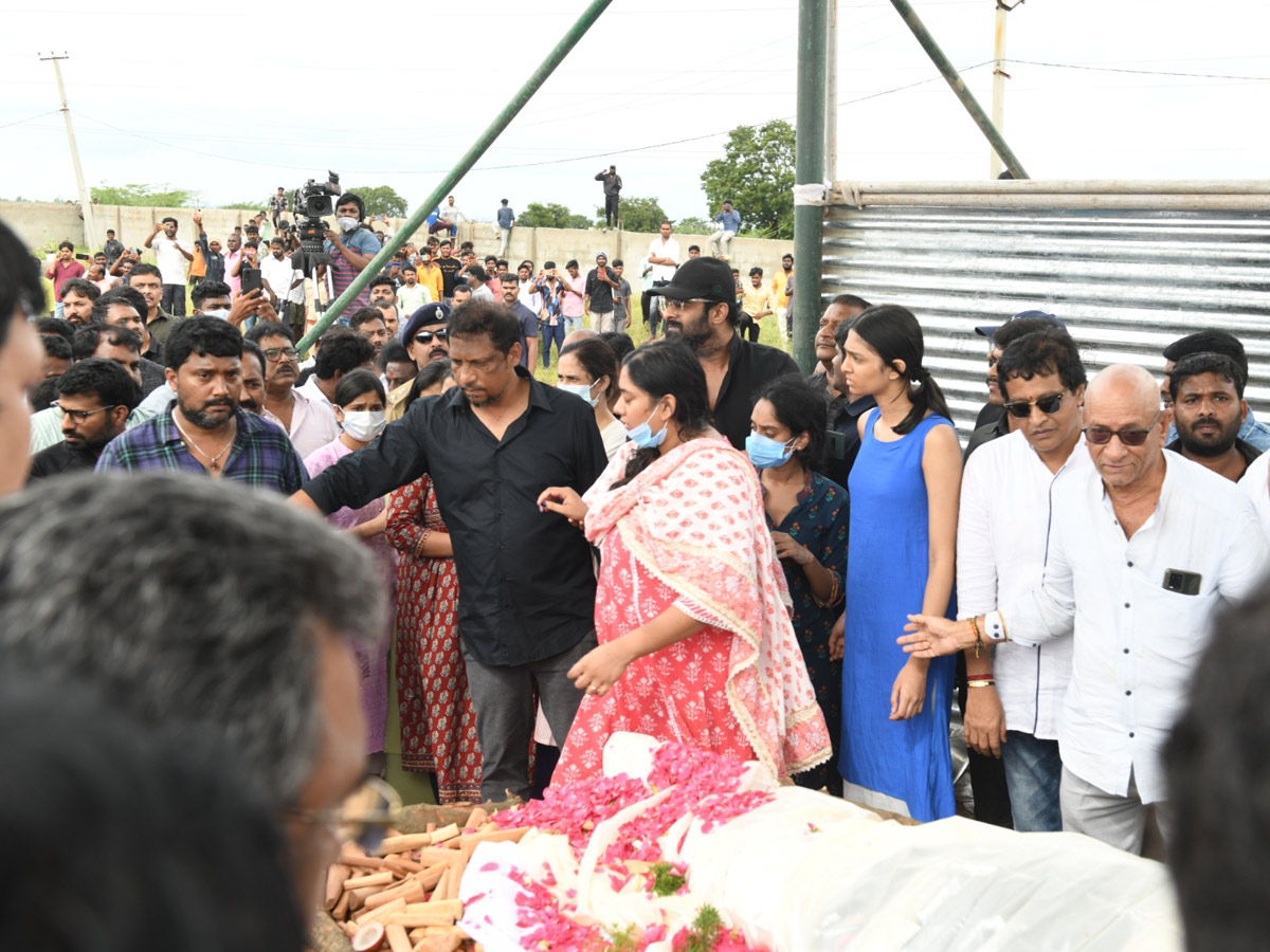 Tollywood Rebel Star Krishnam Raju Last Rites Photos Goes Viral Photo Gallery - Sakshi25