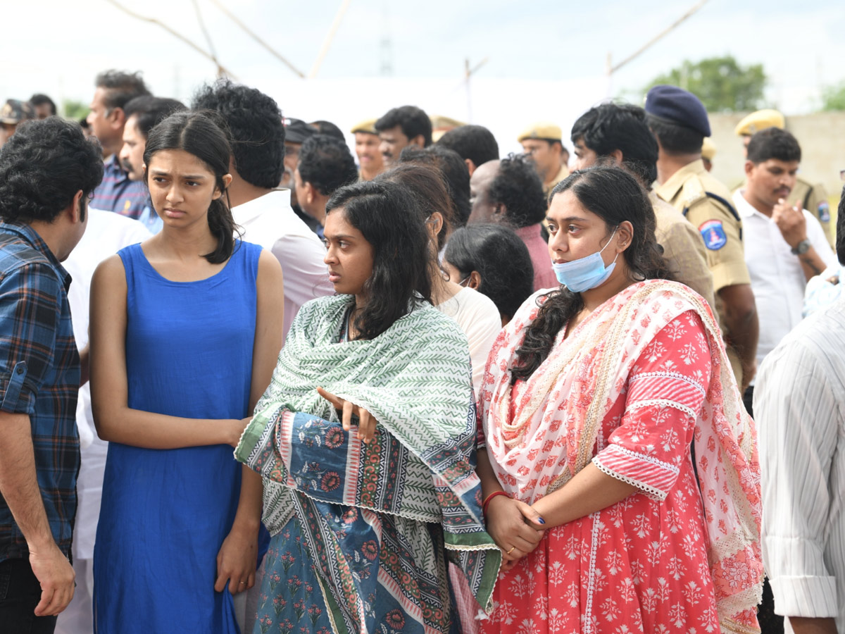 Tollywood Rebel Star Krishnam Raju Last Rites Photos Goes Viral Photo Gallery - Sakshi26