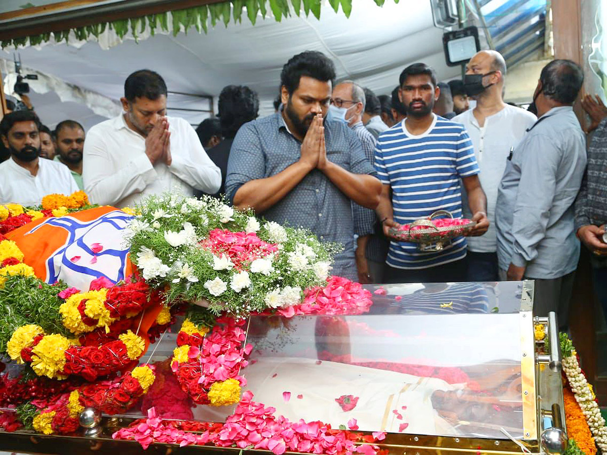 Tollywood Rebel Star Krishnam Raju Last Rites Photos Goes Viral Photo Gallery - Sakshi27