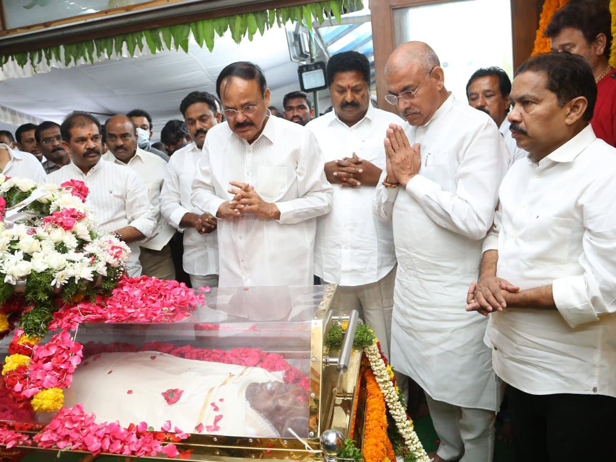 Tollywood Rebel Star Krishnam Raju Last Rites Photos Goes Viral Photo Gallery - Sakshi28