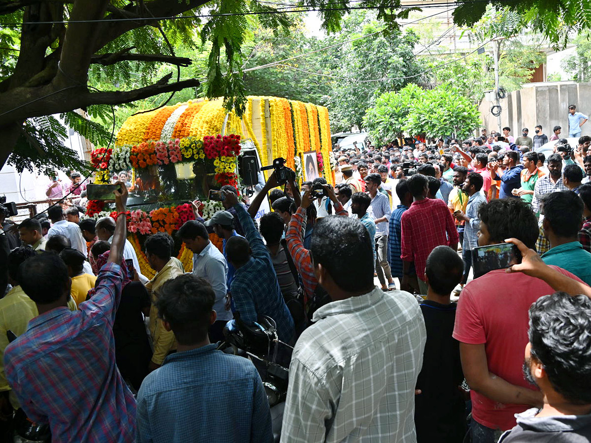 Tollywood Rebel Star Krishnam Raju Last Rites Photos Goes Viral Photo Gallery - Sakshi4