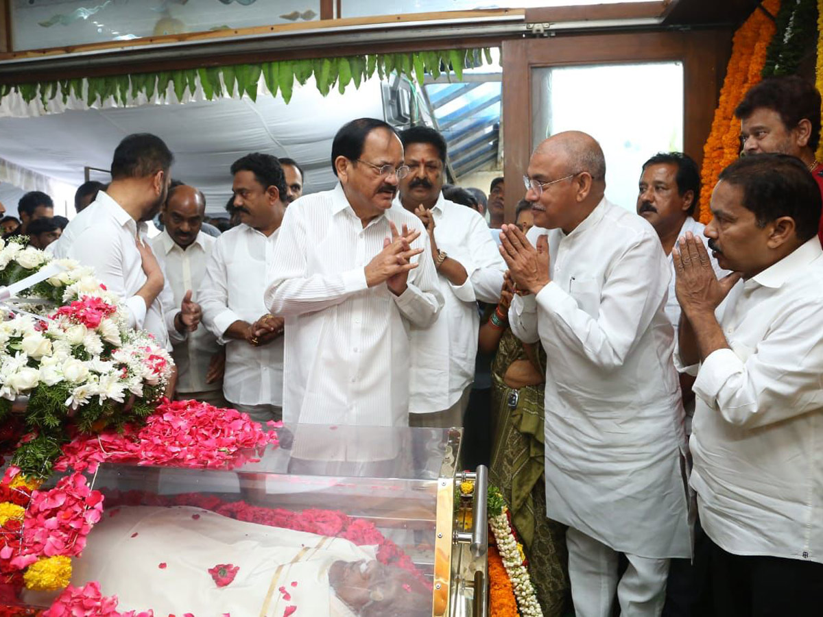 Tollywood Rebel Star Krishnam Raju Last Rites Photos Goes Viral Photo Gallery - Sakshi29