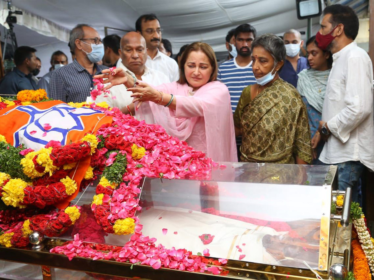 Tollywood Rebel Star Krishnam Raju Last Rites Photos Goes Viral Photo Gallery - Sakshi30