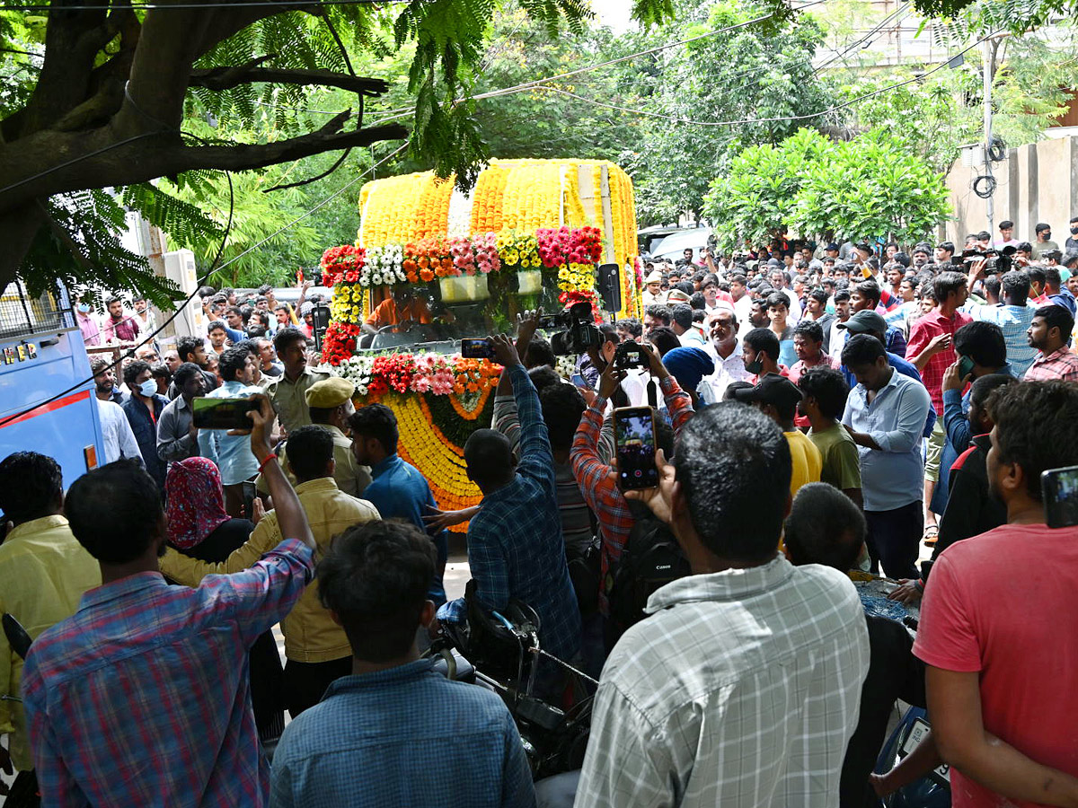 Tollywood Rebel Star Krishnam Raju Last Rites Photos Goes Viral Photo Gallery - Sakshi5