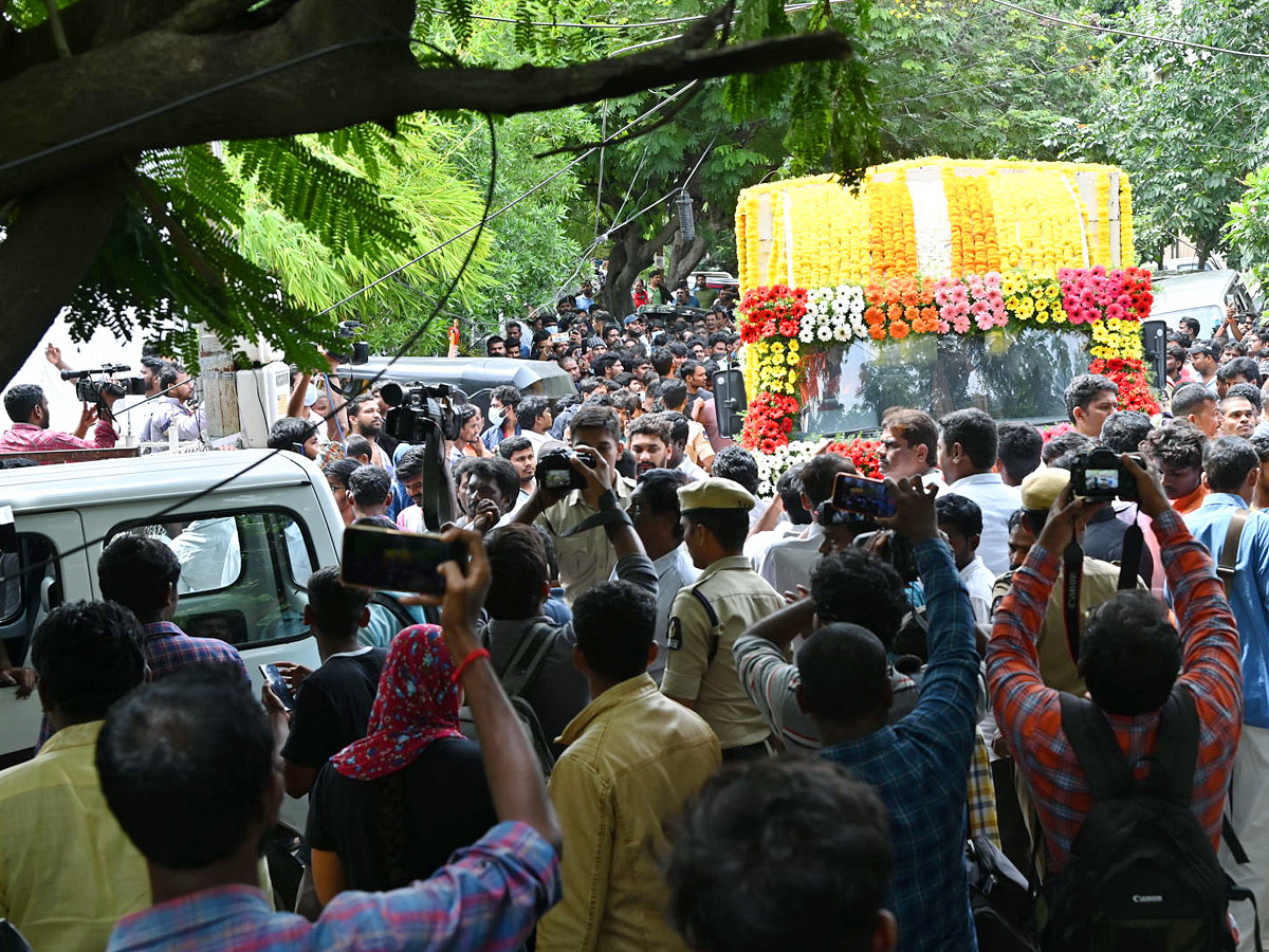 Tollywood Rebel Star Krishnam Raju Last Rites Photos Goes Viral Photo Gallery - Sakshi6