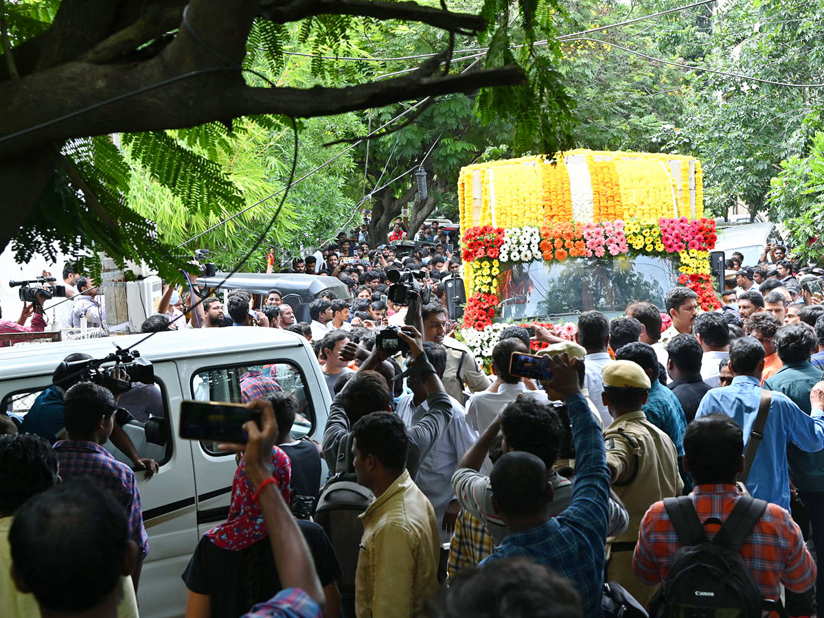 Tollywood Rebel Star Krishnam Raju Last Rites Photos Goes Viral Photo Gallery - Sakshi7