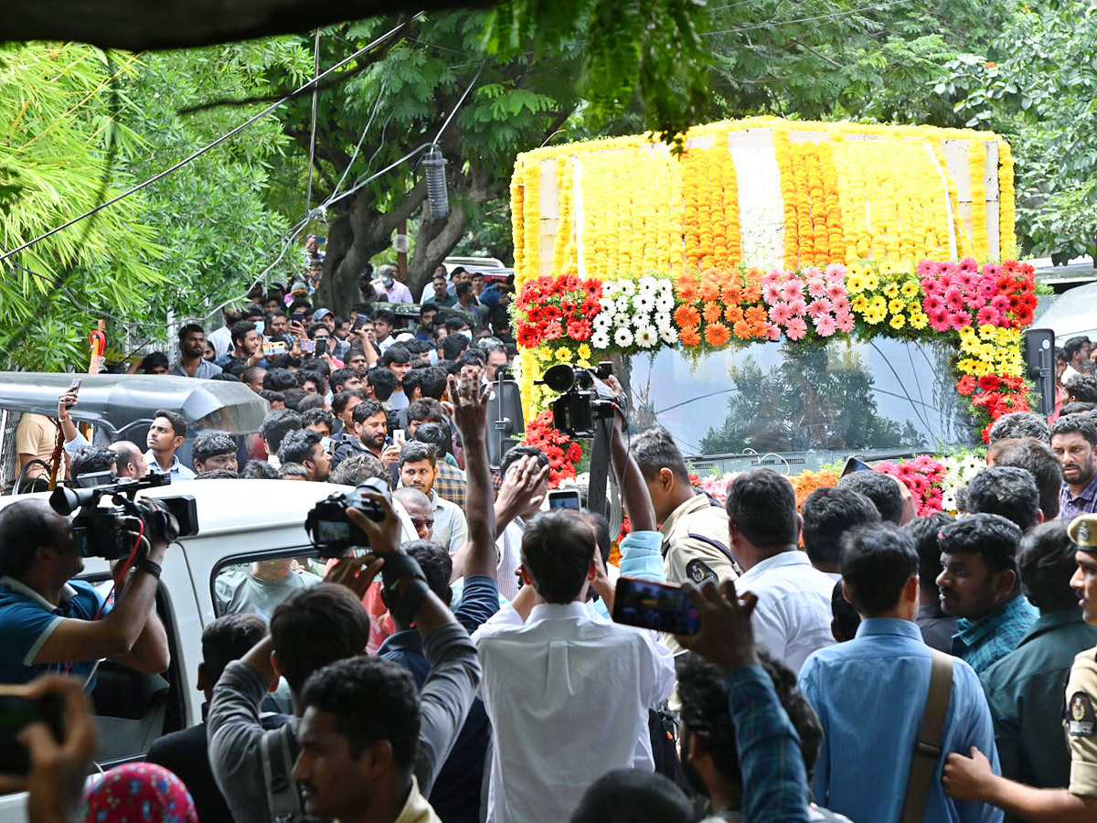 Tollywood Rebel Star Krishnam Raju Last Rites Photos Goes Viral Photo Gallery - Sakshi8