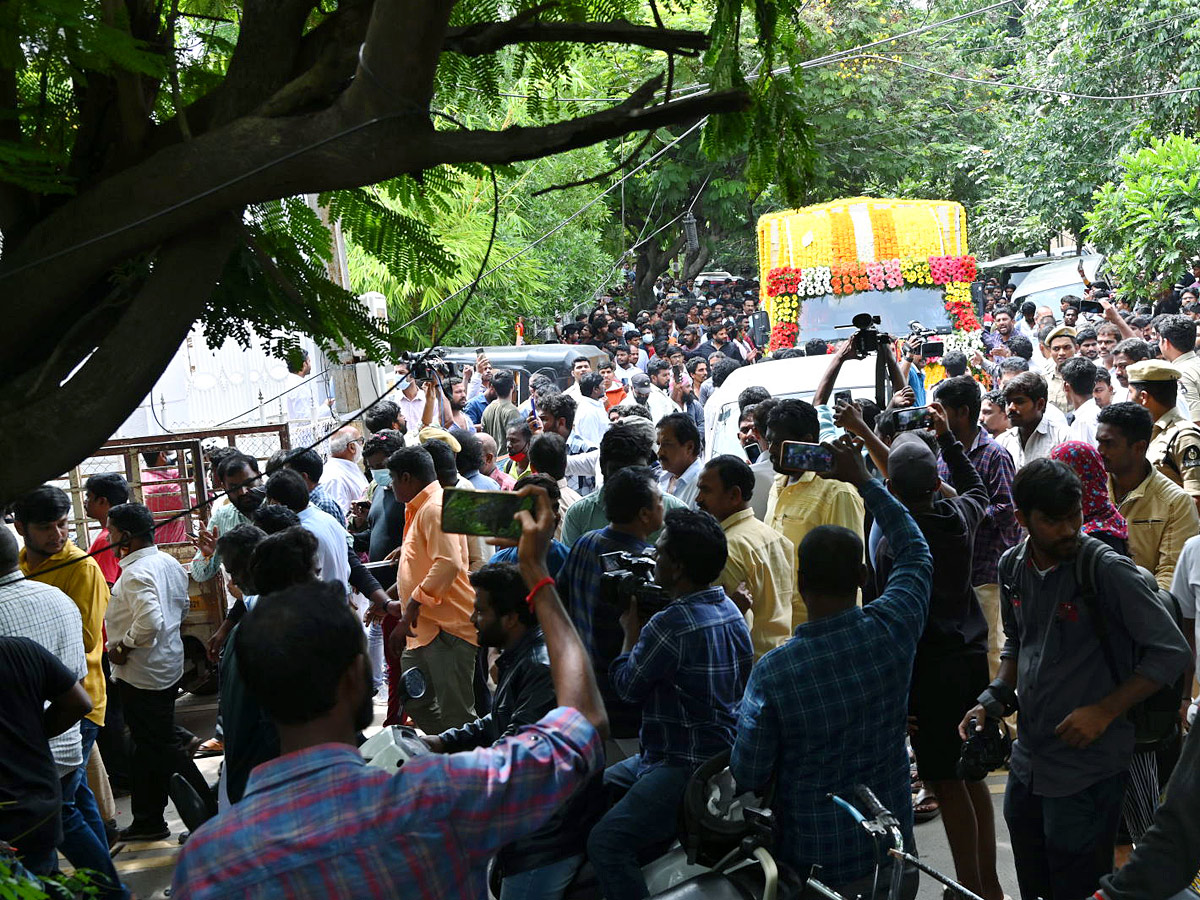 Tollywood Rebel Star Krishnam Raju Last Rites Photos Goes Viral Photo Gallery - Sakshi9