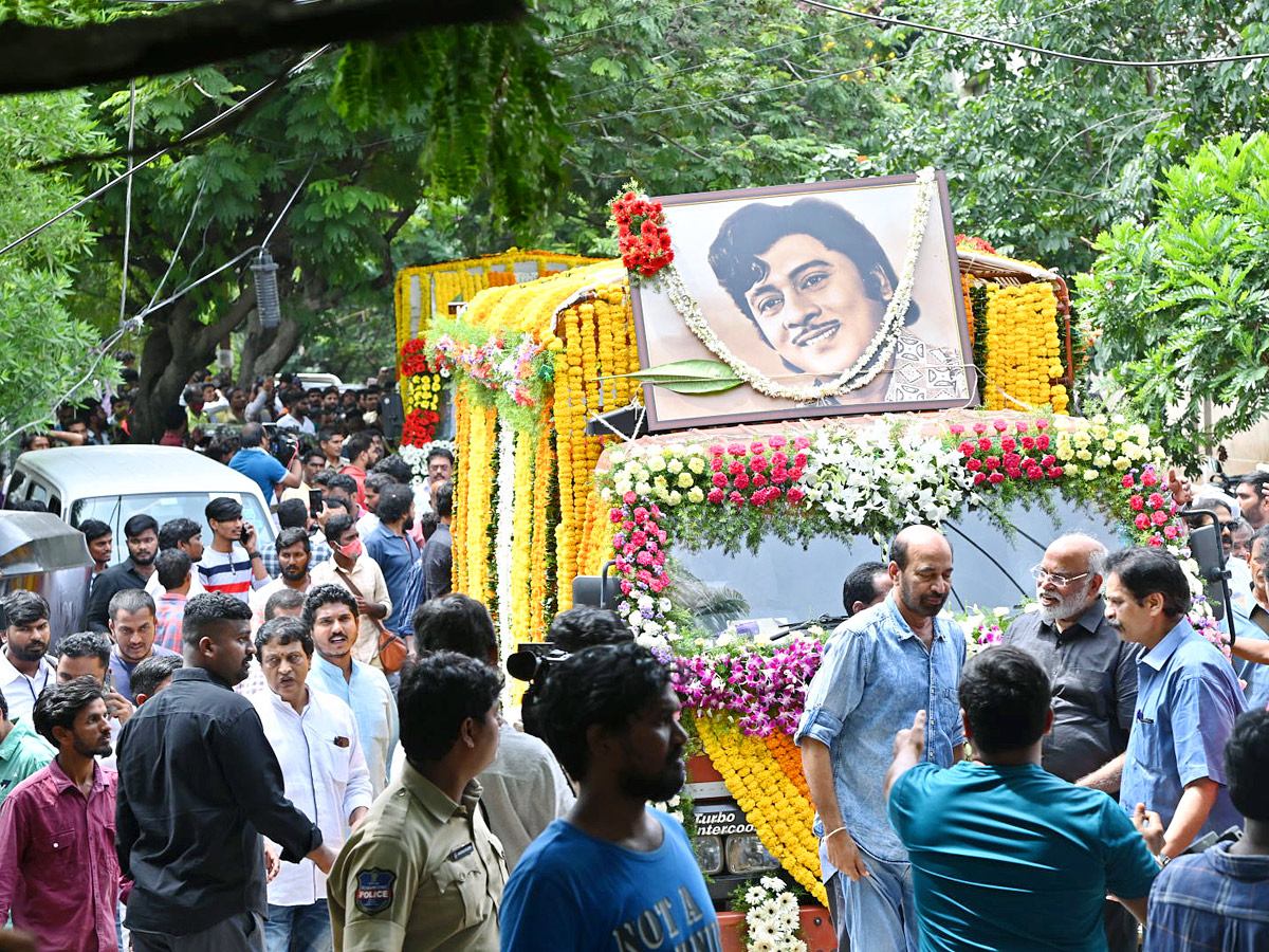 Tollywood Rebel Star Krishnam Raju Last Rites Photos Goes Viral Photo Gallery - Sakshi1