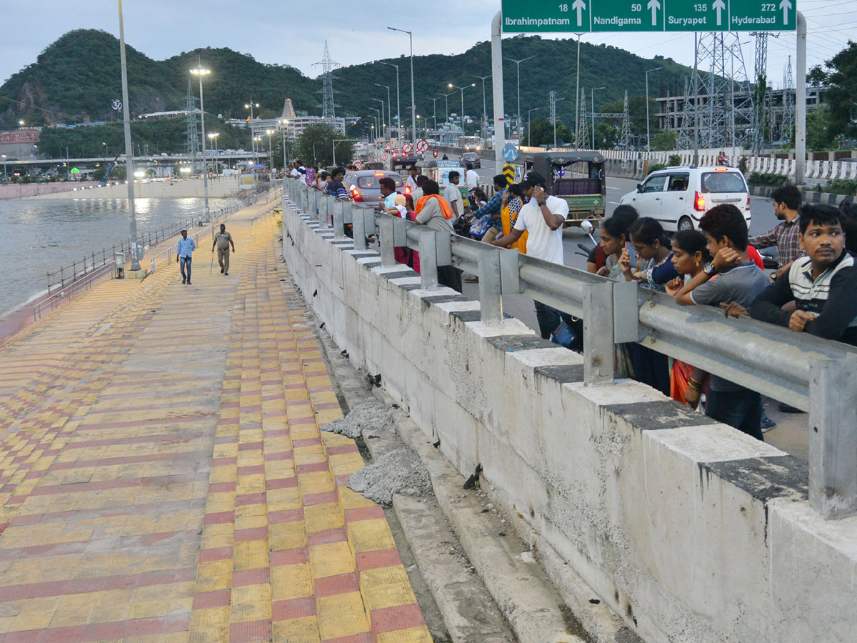 People rush to Prakasam barrage to watch floodwaters Photo Gallery - Sakshi2