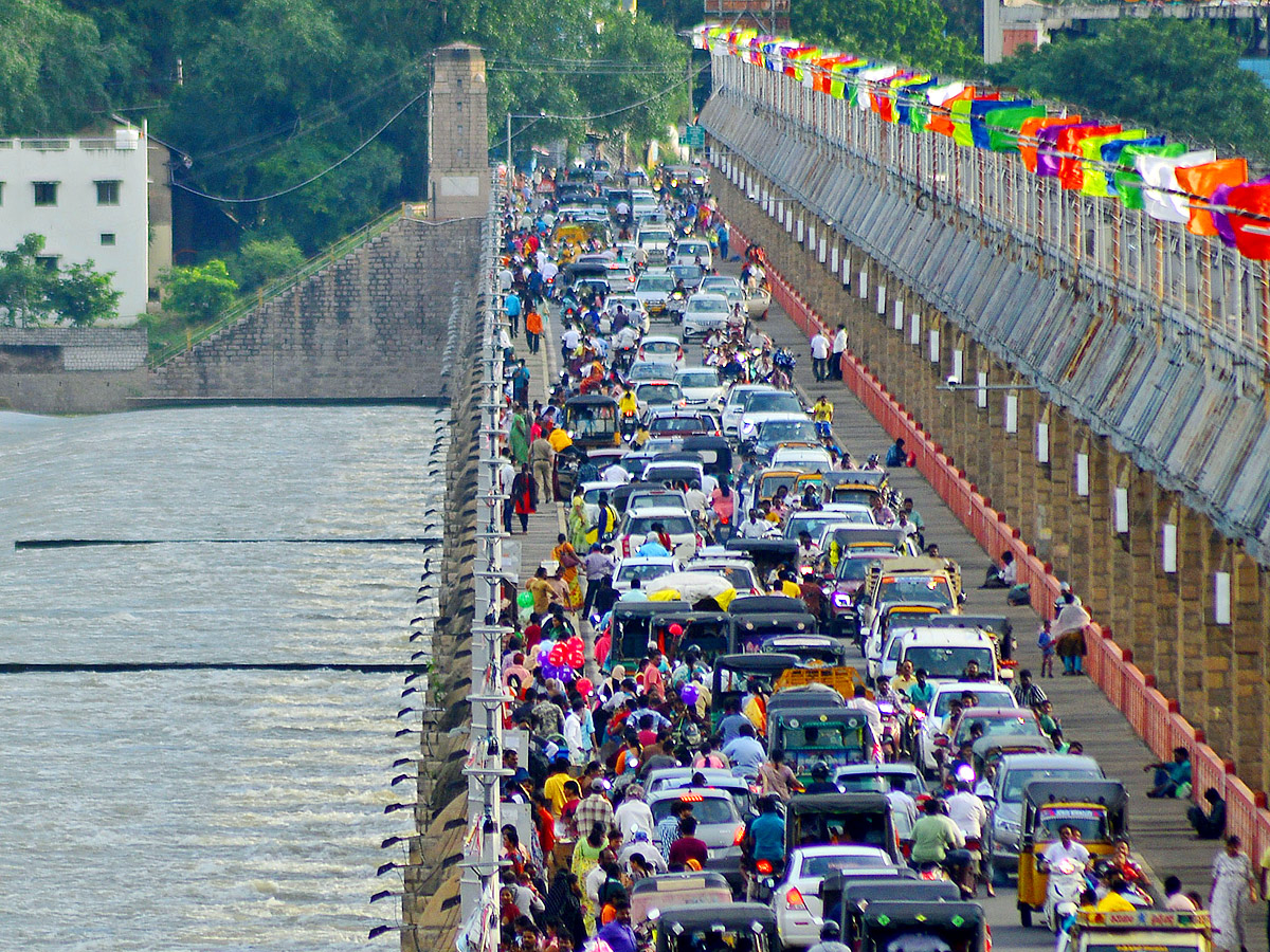 People rush to Prakasam barrage to watch floodwaters Photo Gallery - Sakshi10