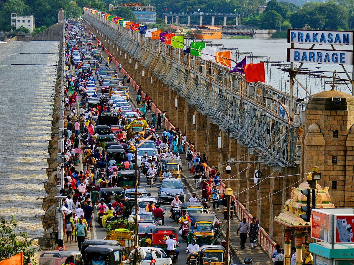 People rush to Prakasam barrage to watch floodwaters Photo Gallery - Sakshi11