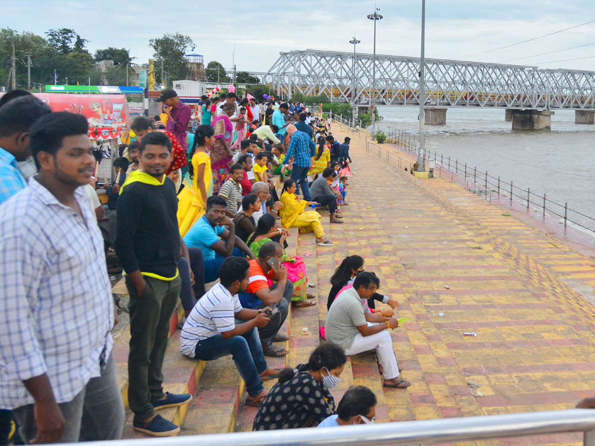 People rush to Prakasam barrage to watch floodwaters Photo Gallery - Sakshi3